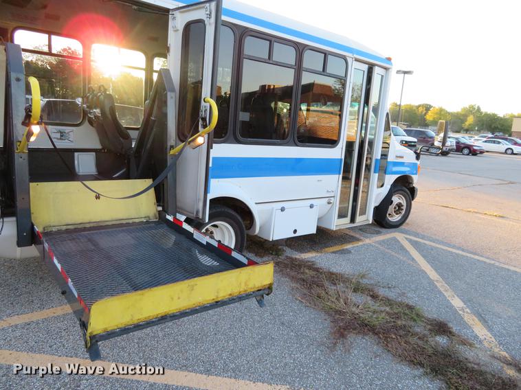 image for item DF9756 2007 Ford E350 Super Duty shuttle bus