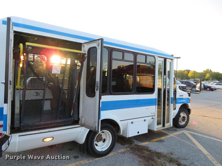 image for item DF9756 2007 Ford E350 Super Duty shuttle bus