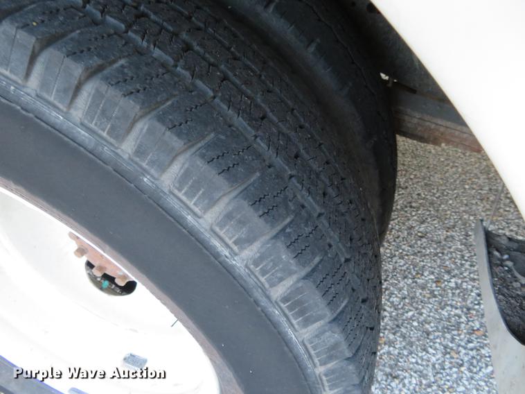 image for item DF9756 2007 Ford E350 Super Duty shuttle bus