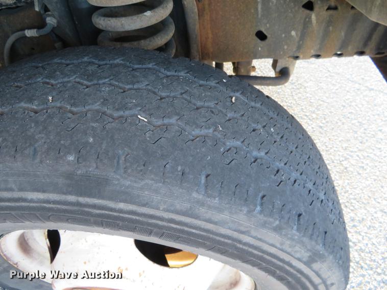 image for item DF9756 2007 Ford E350 Super Duty shuttle bus