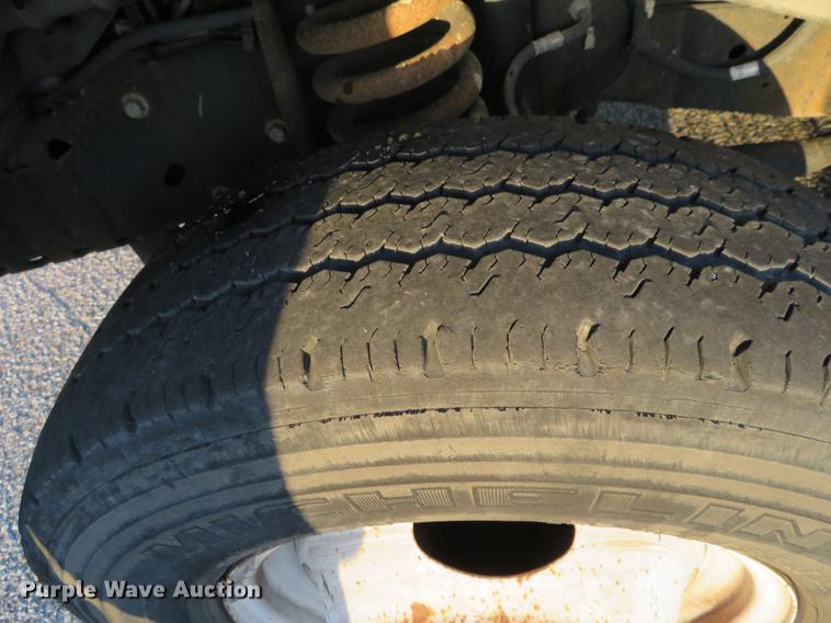 image for item DF9756 2007 Ford E350 Super Duty shuttle bus