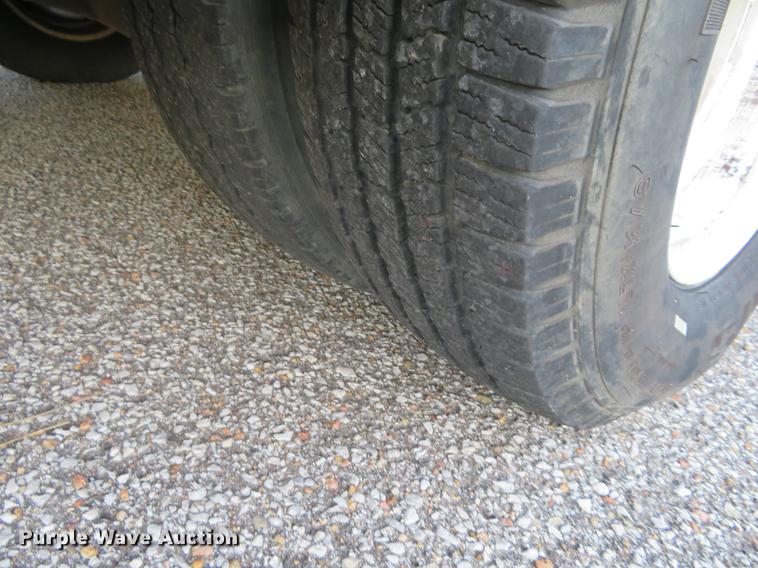 image for item DF9756 2007 Ford E350 Super Duty shuttle bus