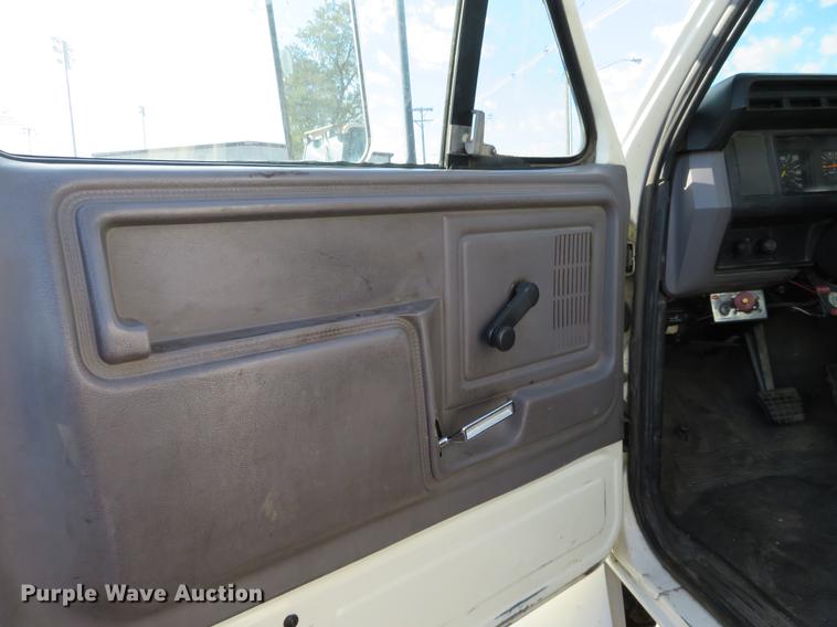 image for item DF9783 1997 Ford F800 dump truck