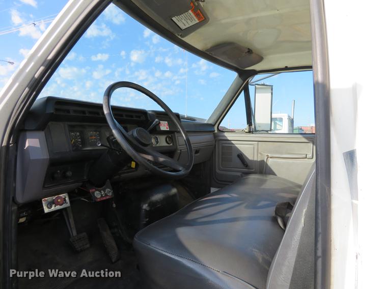 image for item DF9783 1997 Ford F800 dump truck