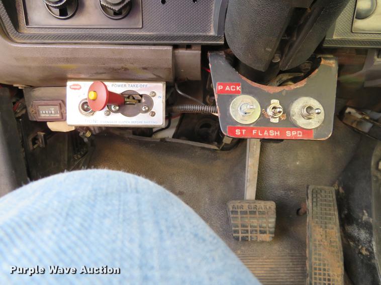 image for item DF9783 1997 Ford F800 dump truck