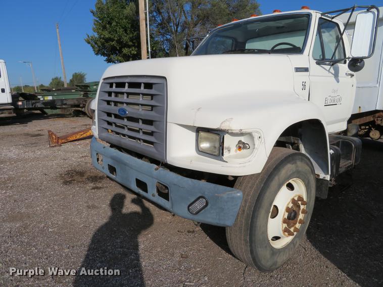 image for item DF9783 1997 Ford F800 dump truck