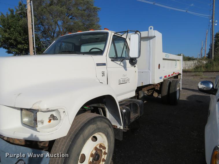 image for item DF9783 1997 Ford F800 dump truck