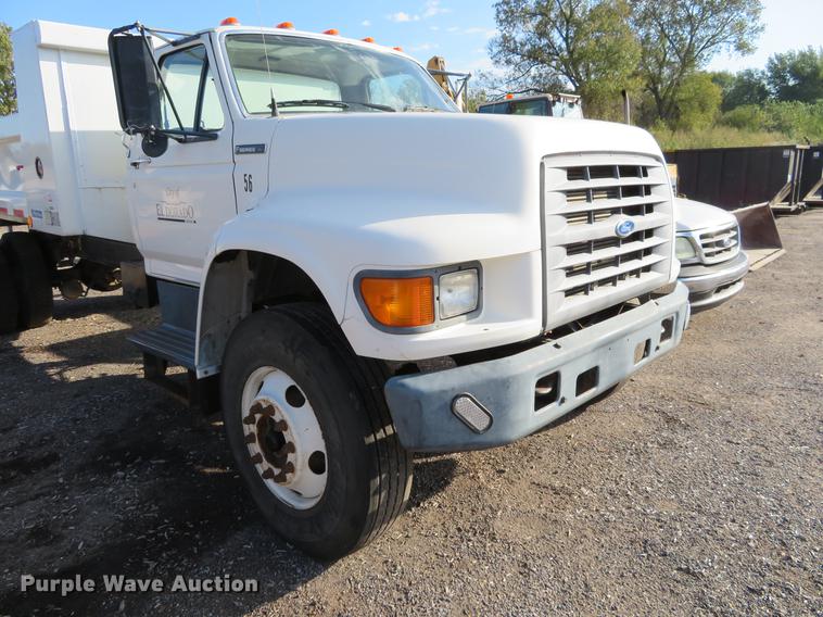 image for item DF9783 1997 Ford F800 dump truck