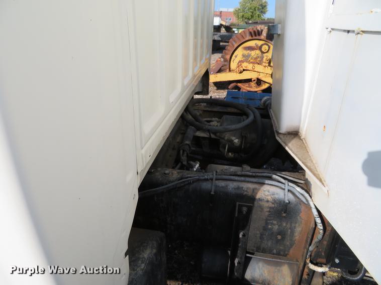 image for item DF9783 1997 Ford F800 dump truck