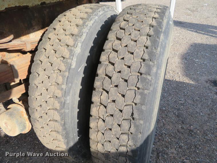 image for item DF9783 1997 Ford F800 dump truck