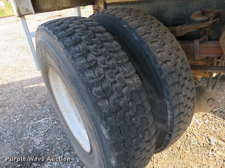 image for item DF9783 1997 Ford F800 dump truck