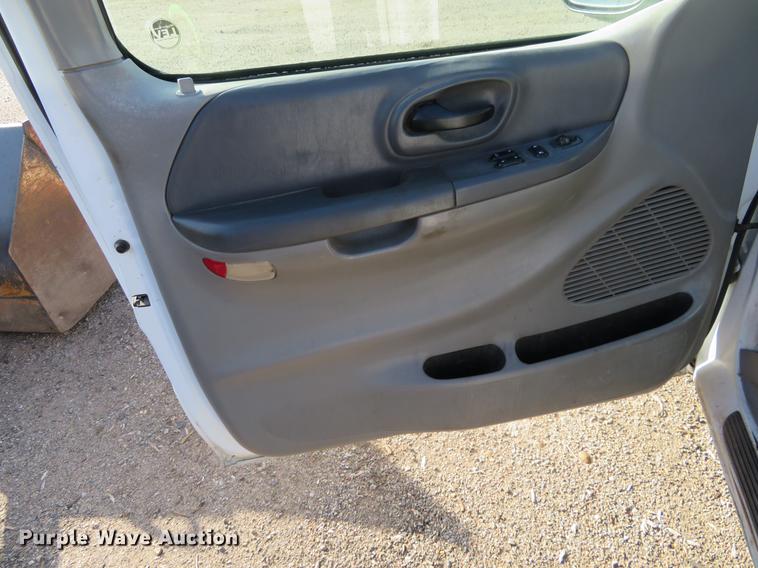 image for item DF9784 2002 Ford F150 pickup truck