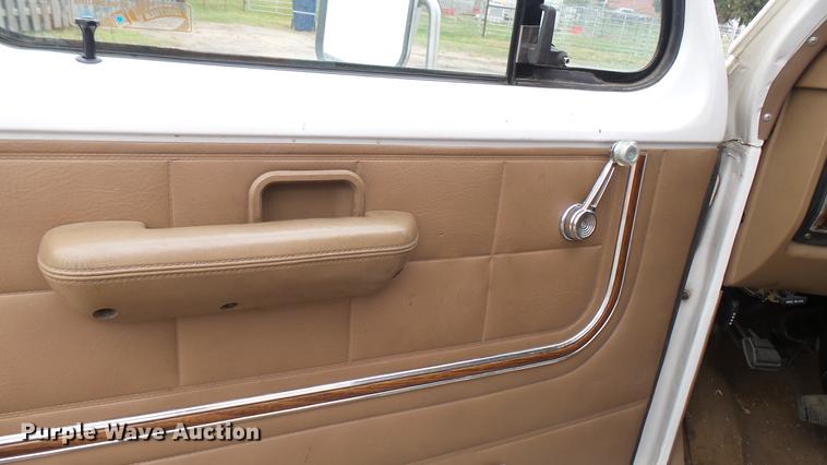 image for item DW9075 1989 Ford Econoline E350 ambulance