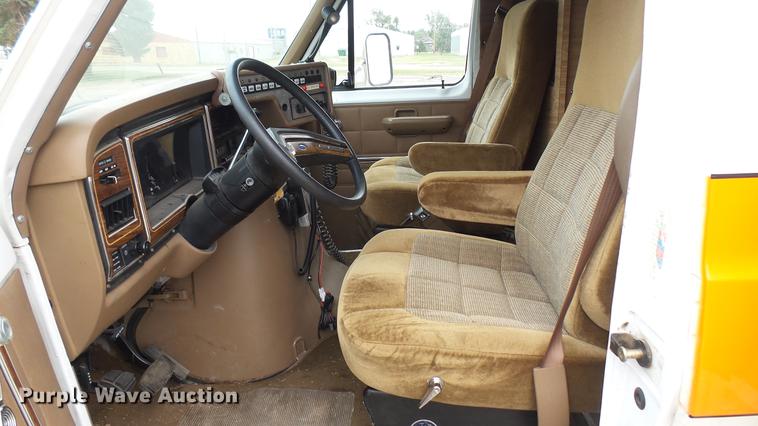 image for item DW9075 1989 Ford Econoline E350 ambulance