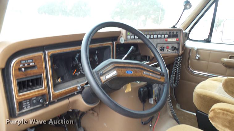 image for item DW9075 1989 Ford Econoline E350 ambulance