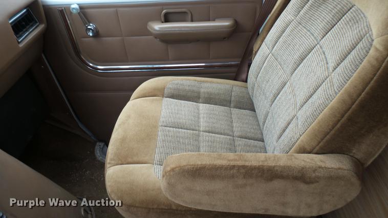 image for item DW9075 1989 Ford Econoline E350 ambulance