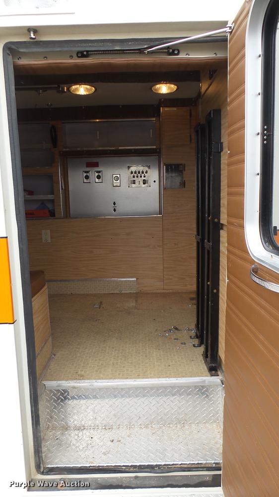 image for item DW9075 1989 Ford Econoline E350 ambulance
