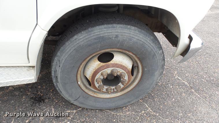 image for item DW9075 1989 Ford Econoline E350 ambulance