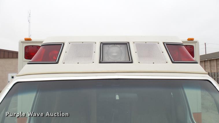 image for item DW9075 1989 Ford Econoline E350 ambulance