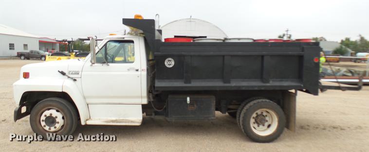 image for item DW9076 1989 Ford F700 dump truck