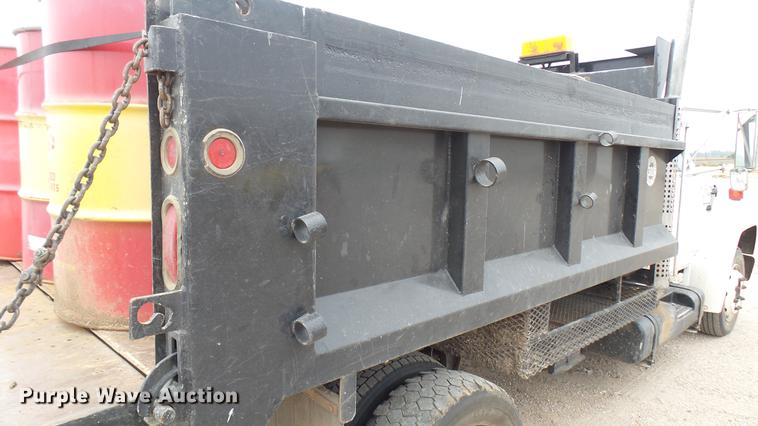 image for item DW9076 1989 Ford F700 dump truck
