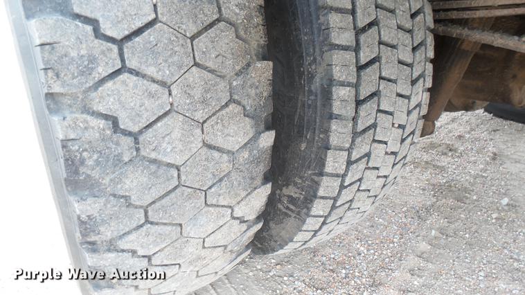 image for item DW9076 1989 Ford F700 dump truck