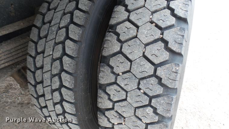 image for item DW9076 1989 Ford F700 dump truck