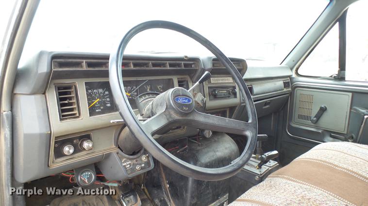 image for item DW9076 1989 Ford F700 dump truck