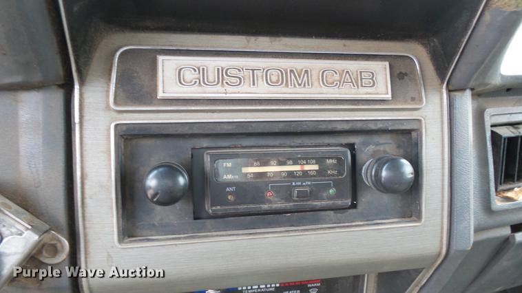 image for item DW9076 1989 Ford F700 dump truck