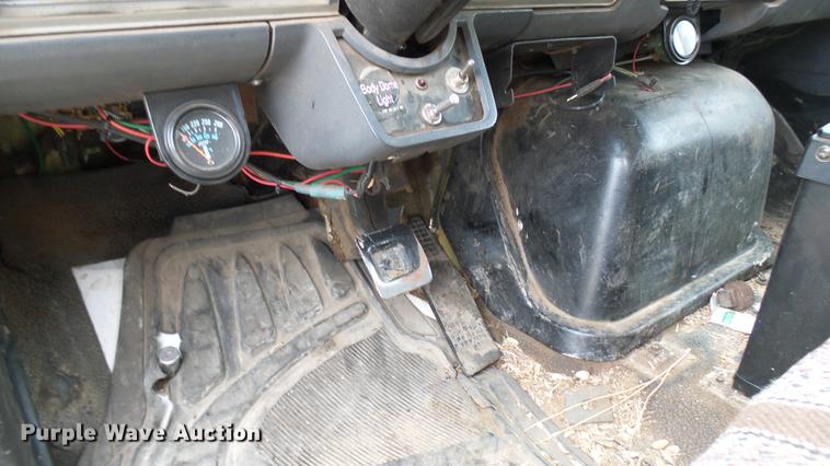 image for item DW9076 1989 Ford F700 dump truck