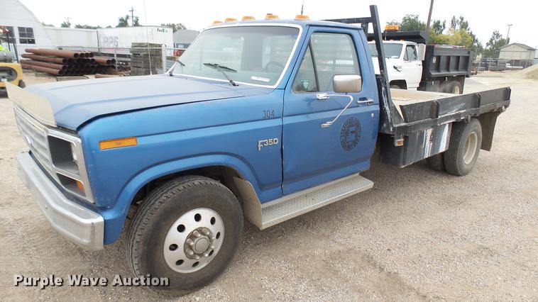 image for item DW9077 1985 Ford F350 flatbed pickup truck
