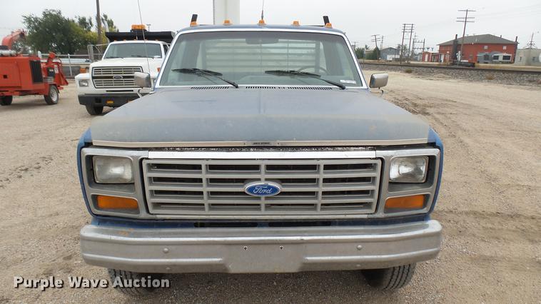 image for item DW9077 1985 Ford F350 flatbed pickup truck