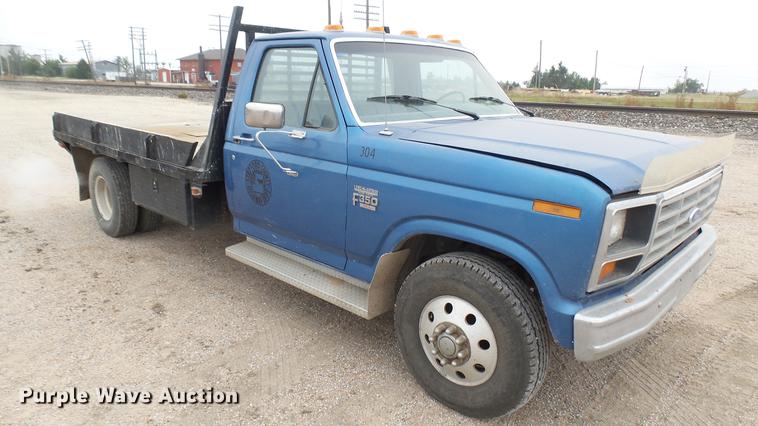 image for item DW9077 1985 Ford F350 flatbed pickup truck