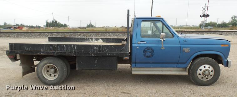 image for item DW9077 1985 Ford F350 flatbed pickup truck