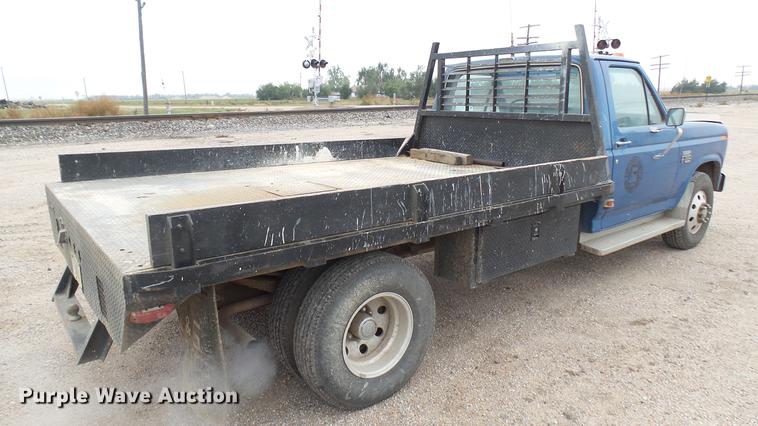 image for item DW9077 1985 Ford F350 flatbed pickup truck