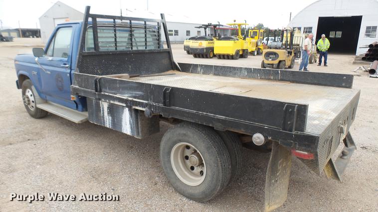 image for item DW9077 1985 Ford F350 flatbed pickup truck