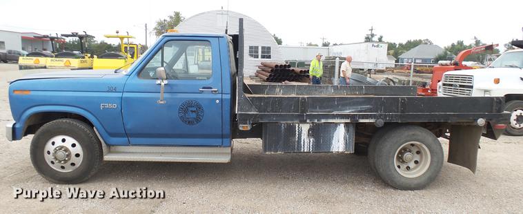 image for item DW9077 1985 Ford F350 flatbed pickup truck