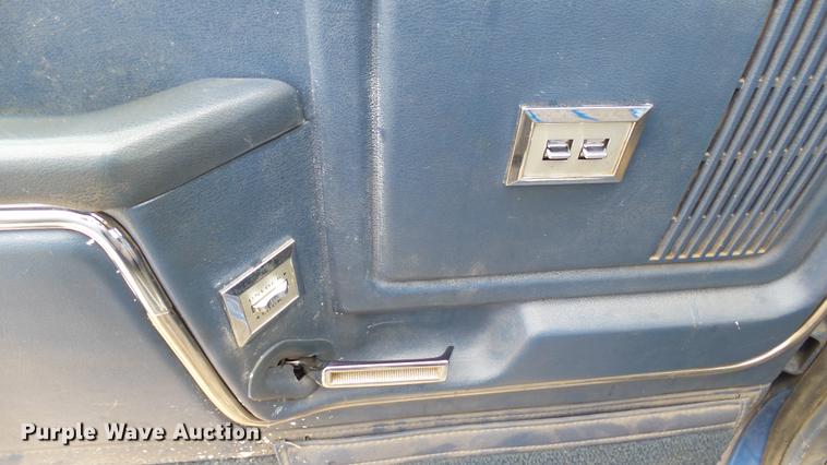 image for item DW9077 1985 Ford F350 flatbed pickup truck