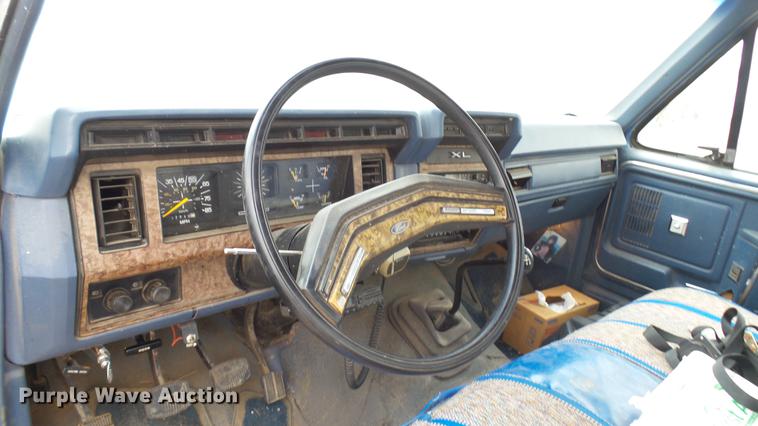 image for item DW9077 1985 Ford F350 flatbed pickup truck