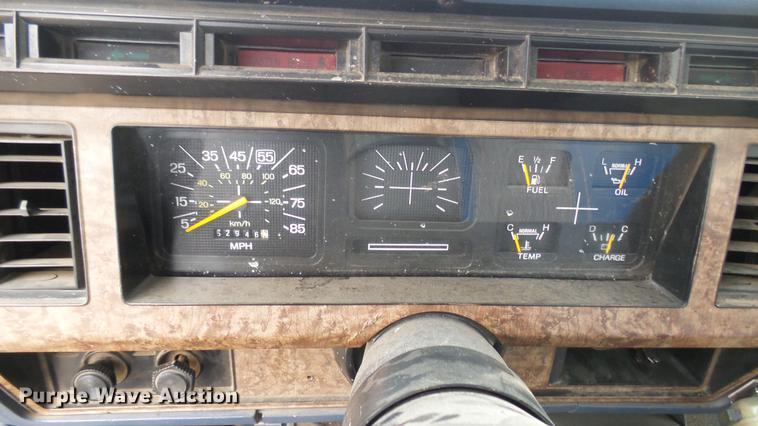 image for item DW9077 1985 Ford F350 flatbed pickup truck