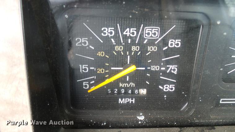 image for item DW9077 1985 Ford F350 flatbed pickup truck