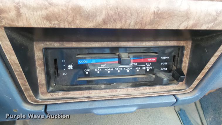 image for item DW9077 1985 Ford F350 flatbed pickup truck