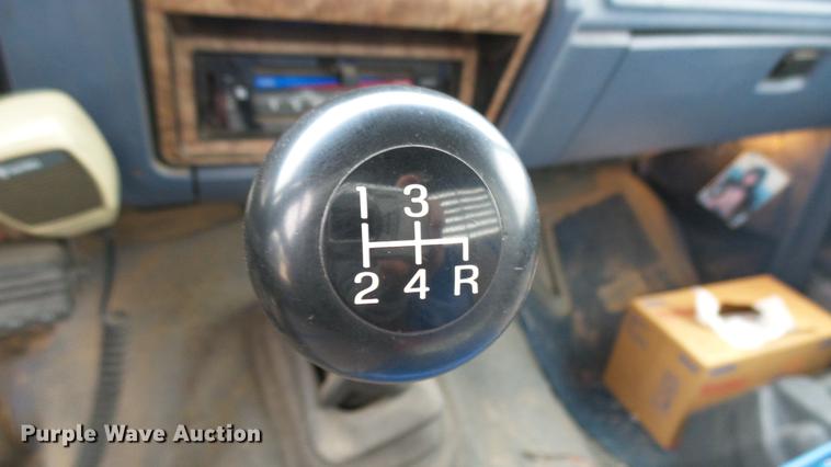 image for item DW9077 1985 Ford F350 flatbed pickup truck