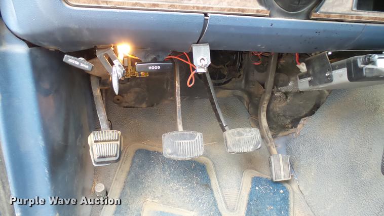 image for item DW9077 1985 Ford F350 flatbed pickup truck