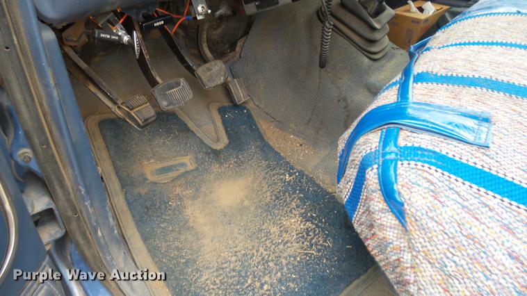 image for item DW9077 1985 Ford F350 flatbed pickup truck