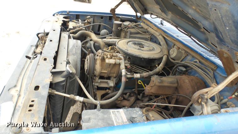 image for item DW9077 1985 Ford F350 flatbed pickup truck