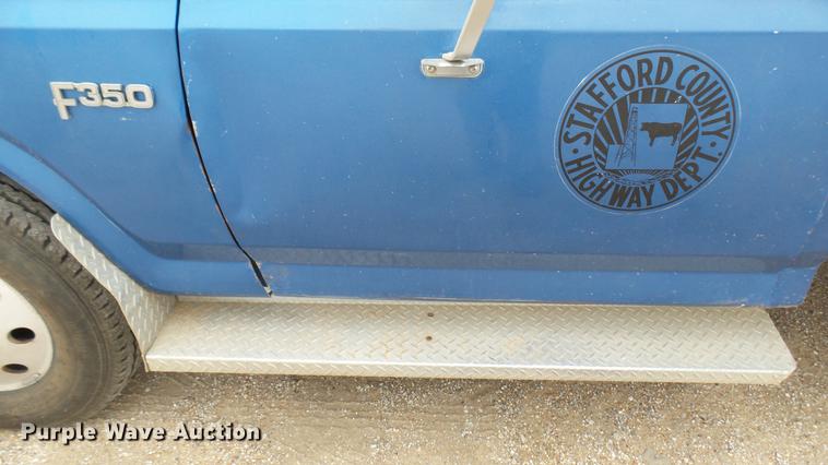 image for item DW9077 1985 Ford F350 flatbed pickup truck