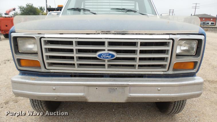 image for item DW9077 1985 Ford F350 flatbed pickup truck