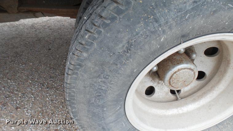 image for item DW9077 1985 Ford F350 flatbed pickup truck