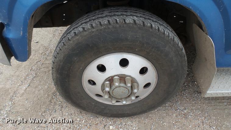 image for item DW9077 1985 Ford F350 flatbed pickup truck